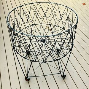Allied Products Co Benicia CA Rolling Collapsible Wire Mesh Laundry Basket